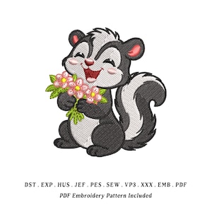 Op de afbeelding: Geborduurd ontwerp van een lachende stinkdier met een boeket roze bloemen met groene bladeren. Het stinkdier is zwart en wit met roze accenten op de oren en wangen. Tekst onderaan: PDF Borduurpatroon Inbegrepen.