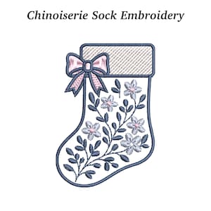 Puede incluir: Calcetín navideño bordado con lazo y diseño floral. El calcetín es blanco con un contorno azul marino y presenta un lazo rosa y flores azul claro. El texto "Chinoiserie Sock Embroidery" está en la parte superior.