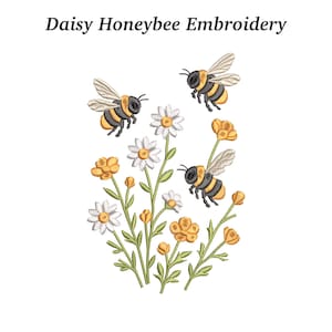 Peut inclure: Motif brodé de fleurs et d'abeilles. L'image montre trois abeilles rayées jaunes et noires, volant autour de marguerites blanches et de fleurs jaunes. Le texte "Daisy Honeybee Embroidery" est en haut.