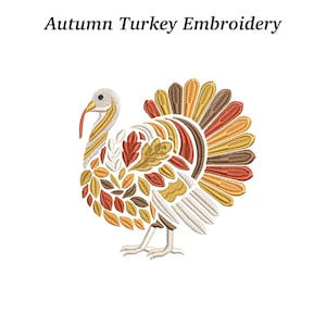 以下が含まれることがあります： 「Autumn Turkey Embroidery」の文字が入った、刺繍された七面鳥のデザイン。七面鳥は、茶色、オレンジ、黄色などの秋色の葉で構成されています。七面鳥の頭と足は白く、赤いクチバシがあります。デザインは白い背景にあります。