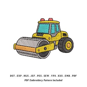 Op de afbeelding: Geborduurd ontwerp van een gele stoomwals met een grijze wals en zwarte banden. De stoomwals heeft een blauw raam en twee rode lichten bovenop. De tekst onderaan luidt "PDF Embroidery Pattern Included."