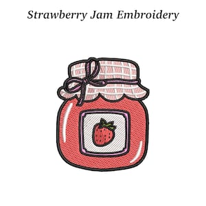 Peut inclure: Une broderie d'un pot de confiture de fraises. Le pot est rouge avec une étiquette blanche représentant une fraise. Le couvercle est blanc et rose, noué d'un nœud rose. Le texte au-dessus indique "Strawberry Jam Embroidery".