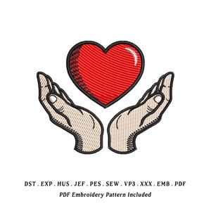 Può includere: Design ricamato con un cuore rosso tenuto da due mani, con un contorno nero. Il design include il testo "PDF Embroidery Pattern Included" e varie abbreviazioni di formati di file.