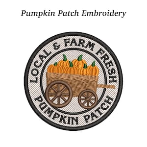 Puede incluir: Parche bordado con un diseño circular que presenta un carro lleno de calabazas naranjas. El texto "Pumpkin Patch Embroidery" está encima del parche. El parche también incluye las palabras "Local & Farm Fresh" y "Pumpkin Patch".