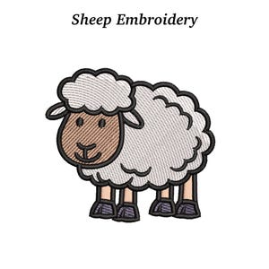 Puede incluir: Un diseño de oveja bordada con el texto "Sheep Embroidery" en la parte superior. La oveja es blanca con una cara marrón y contornos negros. La oveja está de pie sobre cuatro patas con pezuñas negras.