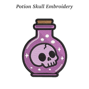 Puede incluir: Parche bordado con una botella de poción morada con un diseño de calavera. La botella tiene una tapa de corcho y está delineada en negro. El texto "Potion Skull Embroidery" está en la parte superior.