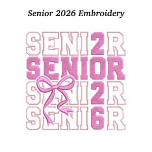 Könnte beinhalten: Rosa gesticktes Design mit den Worten "SENIOR 2026" in einem Raster angeordnet, mit einer rosa Schleife. Der Text ist in einer Schriftart im College-Stil mit weißer Umrandung. Die Worte "Senior 2026 Embroidery" stehen oben.