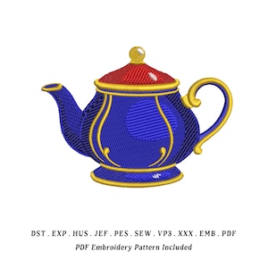 Può includere: Design ricamato di una teiera blu con coperchio rosso e dettagli dorati. La teiera ha un manico e un beccuccio curvi. Il testo in basso recita "PDF Embroidery Pattern Included".