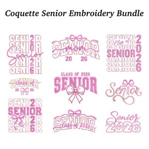 Puede incluir: Colección de diseños de bordado rosa con las palabras "Senior" y "Class of 2026". Los diseños incluyen lazos y fuentes decorativas. El texto "Coquette Senior Embroidery Bundle" se muestra en la parte superior.
