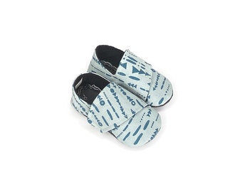 Baby Shoes, Blue Arrow Fabric Shoes, Crib Shoes, Infant Slippers, Baby Boy Shoes, Unisex Baby Shoes, 0-6 Month