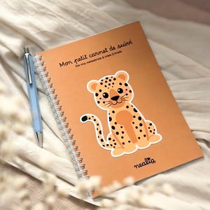 Peut inclure: Un carnet à spirales couleur beige avec une illustration de léopard et le texte "Mon petit carnet de suivi De ma naissance à mes 3 mois" ainsi que "nealta" en bas, accompagné d'un stylo à bille rétractable bleu clair.