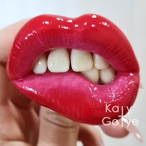 Broche sexy lèvres rouges mordantes, bijoux fétichistes faits main en pâte polymère, épingle pop art provocante, accessoire tendance kink par Katy Gotye