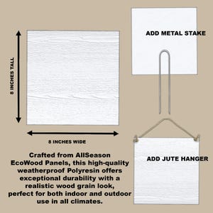 Op de afbeelding: Een wit, vierkant bord van 20,3 cm met een houtnerfstructuur. Het bord is gemaakt van weerbestendig polyresin en kan worden opgehangen met een jute hanger of worden bevestigd met een metalen paal. Het bord is perfect voor binnen- en buitengebruik.