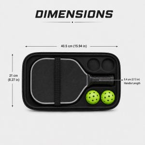 Może przedstawiać: Czarna rakietka do pickleballa i dwie limonkowo-zielone piłeczki z czarnymi otworami w czarnym etui. Etui ma 40,5 cm długości i 21 cm szerokości, a długość rączki wynosi 5,4 cm, z napisem DIMENSIONS.