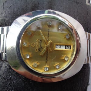 Vintage Omax Automatic Watch: Swiss Made Retro Timepiece