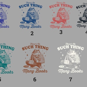 Peut inclure: Un graphisme repr&eacute;sentant un chat portant une pile de livres, avec le texte "There's No Such Thing As Too Many Books." Le design est disponible en plusieurs couleurs, dont le bleu, le rouge et le turquoise.