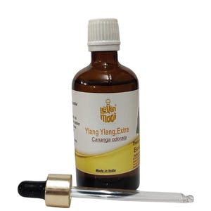 Op de afbeelding: Een bruine glazen fles met een witte dop en een pipet. De fles heeft een etiket met de tekst "Ylang Ylang, Extra" en "Cananga odorata". De pipet is zwart en goudkleurig. Gemaakt in India.