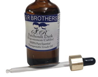 Aceite esencial puro y natural de grado terapéutico de pachulí oscuro (Pogostemon cablin).