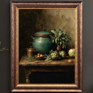 Pode incluir: Pintura emoldurada de natureza morta com um pote azul-petróleo, alcachofras e ervas em uma mesa de madeira. A pintura tem uma estética escura e rústica com uma moldura marrom. O texto "Furmor Prints" está na parte inferior.