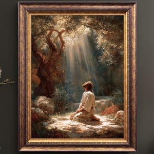 Könnte beinhalten: Ein gerahmter Druck, der eine kniende Person im Gebet unter Bäumen zeigt, mit herabfallenden Lichtstrahlen. Das Kunstwerk verwendet warme Farben und einen detaillierten, naturalistischen Stil. Der Rahmen hat eine verzierte braune Oberfläche. Der Text "Furmor Prints" befindet sich unten.