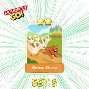Può includere: Una carta da gioco digitale Monopoly GO! intitolata Goose Chase dal Set 5. La carta presenta un'illustrazione di un gatto rosso che scappa da un gruppo di oche bianche su un sentiero sterrato. Due stelle gialle sono visualizzate in alto.