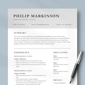 以下が含まれることがあります： 上部に「PHILIP MARKINSON」という名前が入った履歴書のテンプレート。要約、経験、学歴、スキルなどのセクションが含まれています。黒とシルバーのペンがページの右側に置かれています。