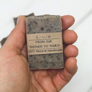 以下が含まれることがあります： 「5/11/19 From Our Shower To Yours! 100% Natural Handmade」と書かれた茶色の紙のラベルが付いた茶色の石鹸。