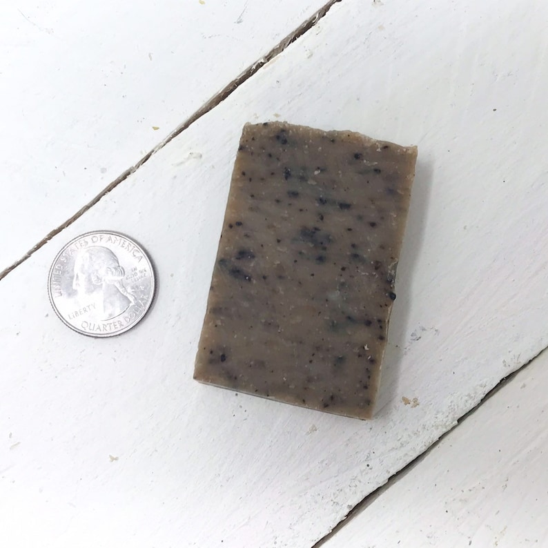 以下が含まれることがあります： 黒い斑点のある茶色の石鹸。石鹸は日本の100円玉と同じくらいの大きさです。
