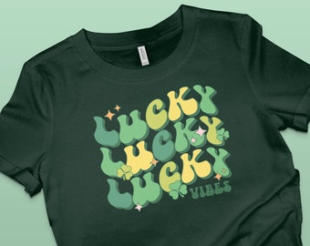 Lucky Lucky Lucky Vibes ユニセックスシャツ、スウェットシャツ、Vネック、タンクトップ。セントパトリックスデーのアイリッシュシャムロックドリンクシャツ（バークロール用）