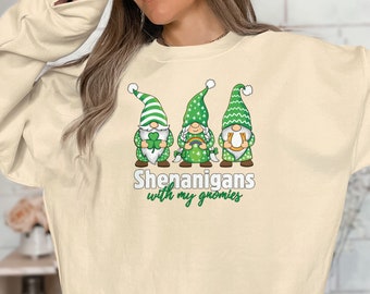 Shenanigans with My Gnomies ユニセックスシャツ、スウェットシャツ、Vネック、タンクトップ。聖パトリックデーのアイリッシュシャムロックドリンクシャツ（バークロール用）