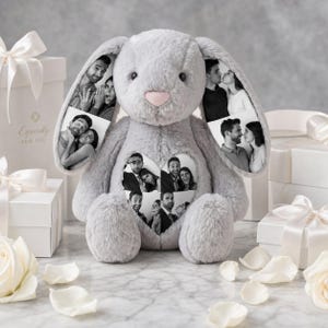 Puede incluir: Un peluche de conejo gris claro suave con impresiones fotográficas personalizadas en blanco y negro en sus largas orejas y un parche en forma de corazón en el pecho. El juguete tiene una pequeña nariz rosa y es de material difuso con orejas largas.