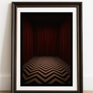 Puede incluir: Impresión enmarcada que presenta una habitación con cortinas rojas y un suelo con diseño en zigzag negro y marrón. El marco marrón oscuro crea un contraste llamativo. La obra de arte evoca una sensación de misterio.