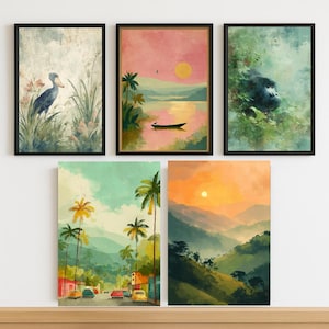 Op de afbeelding: Vijf ingelijste kunstdrukken met aquarel landschapsschilderijen. De prints tonen een vogel in een moeras, een zonsondergang boven een meer met een boot, een gorilla in het gebladerte, een straatbeeld met palmbomen en een zonsondergang in de bergen.