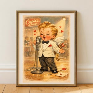 Puede incluir: Impresión enmarcada de estilo vintage que representa a un Cupido querubín cantando en un micrófono en un ambiente de salón. La obra de arte incluye un arco y flecha, corazones y el texto "Cupid's Lounge."