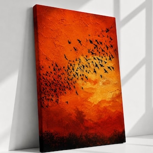 Könnte beinhalten: Ein rechteckiges Leinwandbild mit einem strukturierten, leuchtend orangefarbenen und roten Sonnenuntergangshintergrund, auf dem ein großer Schwarm schwarzer Vögel in einer dichten, wirbelnden Formation über die Mitte und den oberen Teil fliegt.