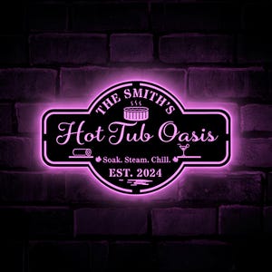 Könnte beinhalten: Schwarzes und pinkfarbenes Neon-Schild mit der Aufschrift "The Smith's Hot Tub Oasis" vor einer Backsteinmauer. Das Schild enthält die Worte "Soak. Steam. Chill. EST. 2024" und eine Whirlpool-Grafik.