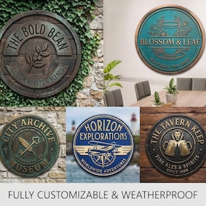 Könnte beinhalten: Sammlung runder, verwitterter Metallschilder mit verschiedenen Designs. Enthält Schilder für ein Café, ein Teehaus, ein Museum, ein Reisebüro und eine Taverne. Die Schilder weisen Text und geprägte Details auf. Der untere Teil des Bildes lautet: VOLLSTÄNDIG ANPASSBAR & WETTERFEST.