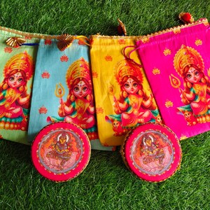 Set regalo per Varalakshmi Pooja (10 pezzi): sacchetto Potli in seta grezza e portavivande in acciaio. Set di bomboniere festive.