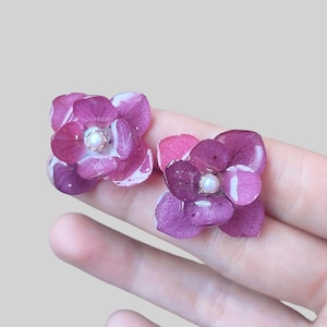Pendientes de resina de hortensia personalizados S925 con flor de degradado morado y perla, joyería minimalista con inicial, regalo hecho a mano para su dama de honor o boda.