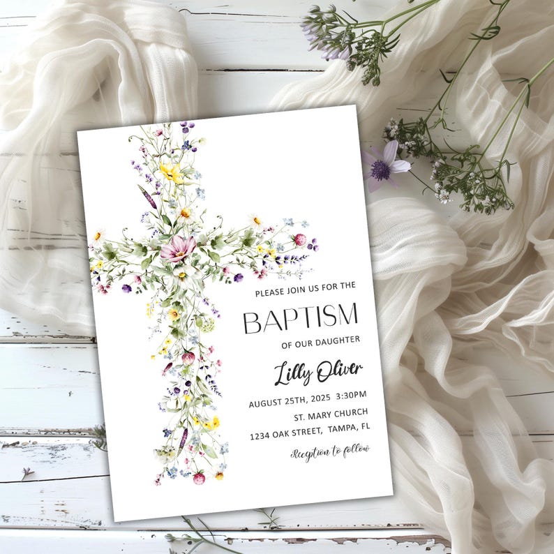 Op de afbeelding: Een witte doopuitnodigingskaart met een bloemenkruisontwerp. Het kruis is versierd met aquarelbloemen in roze, gele en paarse tinten. De kaart bevat de tekst "PLEASE JOIN US FOR THE BAPTISM OF OUR DAUGHTER Lilly Oliver".