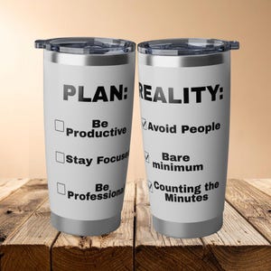 Plan vs verklighet tumbler rolig arbetsmugg 20oz | Sarkastisk kontorshumor present | Kollega presentidé | Undvik människor Bare Minimum-mugg