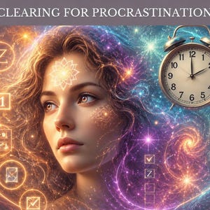 Op de afbeelding: Een digitale illustratie getiteld CLEARING FOR PROCRASTINATION met een persoon met golvend haar omringd door gloeiende kosmische wervelingen, een lichtgevend lotussymbool op het voorhoofd, een analoge wekker en diverse taakgerelateerde iconen.