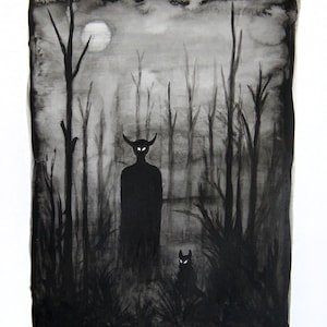 Könnte beinhalten: Schwarz-Weiß-Aquarellmalerei, die eine schattenhafte Figur mit Hörnern und leuchtenden Augen in einem dunklen Wald darstellt. Ein kleineres Wesen mit leuchtenden Augen sitzt in der Nähe. Ein Vollmond scheint im Hintergrund.