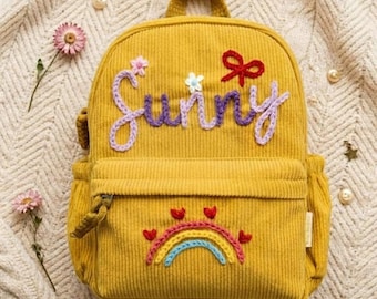 Gepersonaliseerde corduroy peuterrugzak – aangepaste naam kinderschooltas, regenboogborduursel