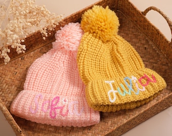 Personalisierte Kindermütze – Individuelle Strickmütze mit gesticktem Namen & Pom Pom, Winter Geschenk