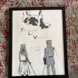 Op de afbeelding: Zwartgelijst kunstwerk met een pen- en inkttekening van een koe en twee ridders. De tekst "Fetchez La Vache!" en "Tis but a scratch..." zijn inbegrepen.