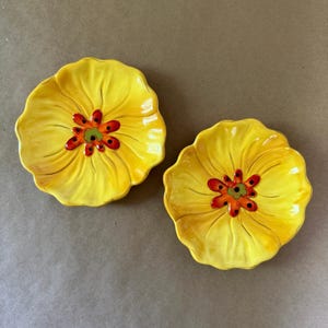 Vintage Pier 1 Imports Gula Blomtallrikar – Handmålade Förrättsset i Lergods