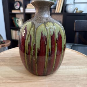 Vintage Tropfglasur-Studio-Keramikvase - 9 &#39;&#39;große, rote und grüne Kunstkeramik im Midcentury Stil