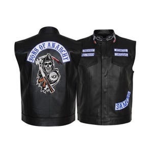 Può includere: Gilet in pelle nera con toppe ricamate. La schiena presenta un'ampia toppa con la scritta "Sons of Anarchy" e un disegno a forma di mietitore. Il davanti presenta toppe più piccole con testo e una toppa "SAMCRO".