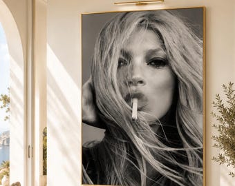 Lienzo enmarcado de Kate Moss con un cigarrillo, póster de revista de moda vintage, retrato de supermodelo en blanco y negro.